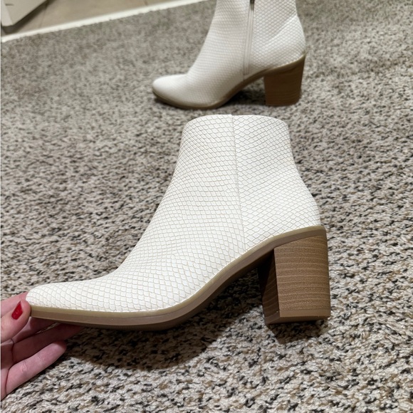 White Textured Ankle Boots - Target - size 7 - Picture 5 of 9